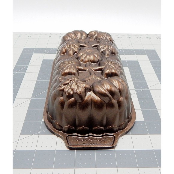 Nordic Ware Pumpkin On The Vine Loaf Bread Pan 1 LB Harvest Leaves Made In USA - Picture 4 of 8